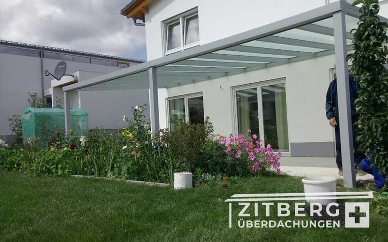 Überdachung-mit-Standardfarbe-silbergrau